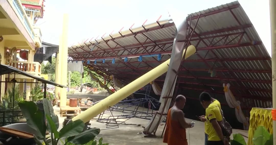 ตลิ่งทรุดตัว! ทำศาลาวัดสะตือถล่มลงแม่น้ำลพบุรี