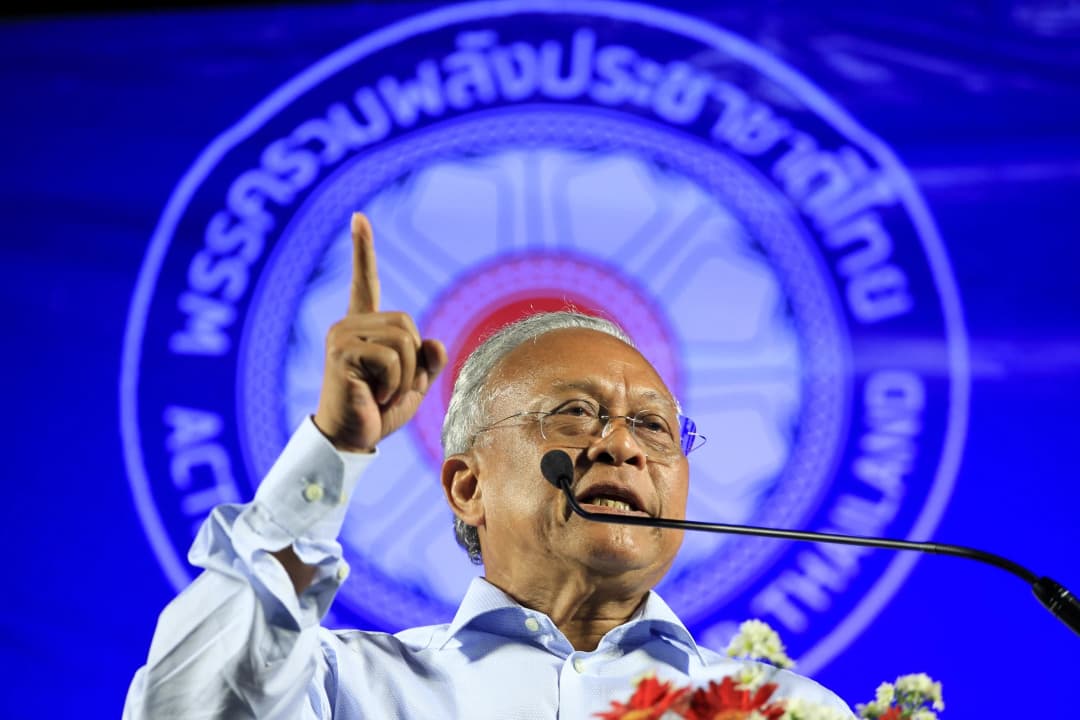 “สุเทพ” ปราศรัยใหญ่ครั้งแรก ย้ำไม่เห็นด้วย “ระบอบทักษิณ” ประกาศจำนำข้าวเกวียนละ 15,000 บาท