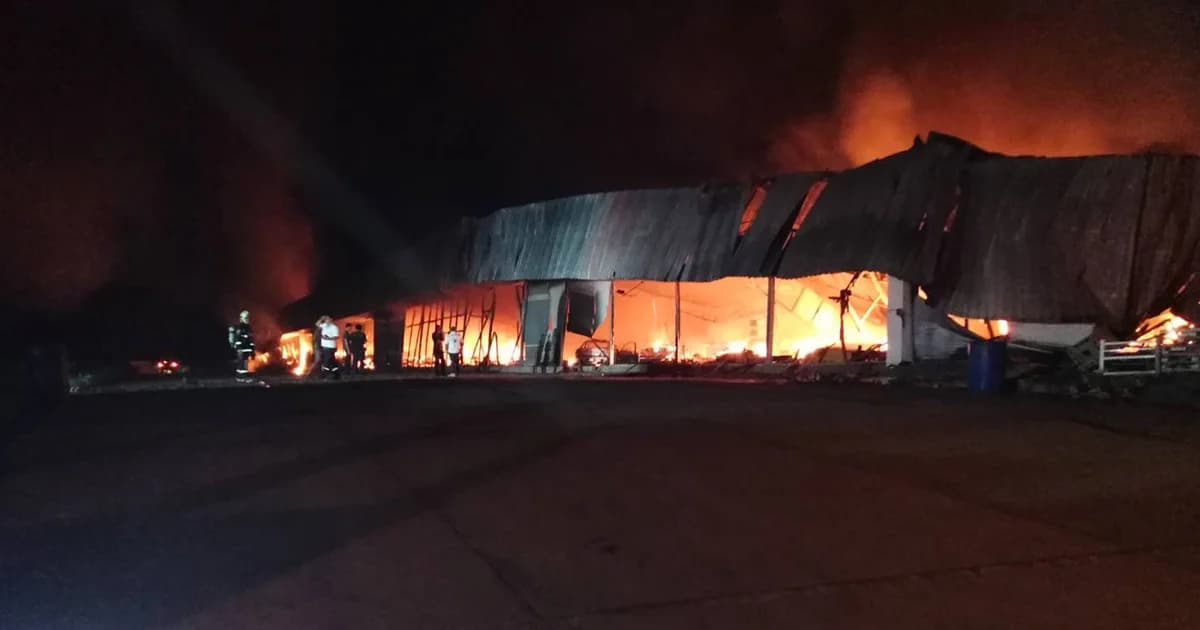 หนุ่มสงขลาซิ่งเก๋งชนร้านเฟอร์นิเจอร์ ไฟท่วมวอดทั้งหลัง เสียหายกว่า 80 ล้าน