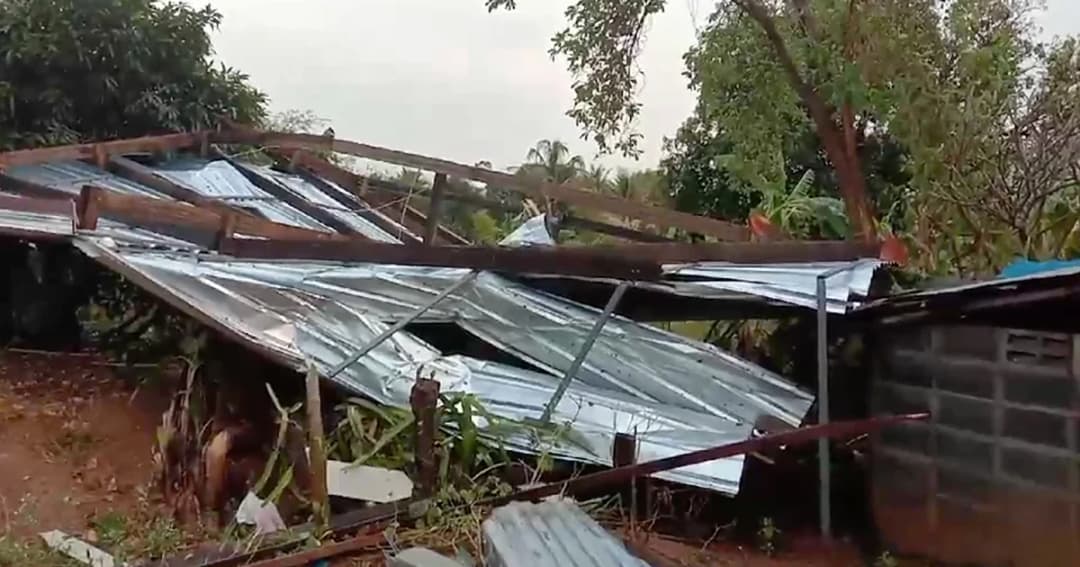 ชาวชัยภูมิผวา! ฤทธิ์พายุพัดถล่มบ้านพังกว่า 200 หลัง