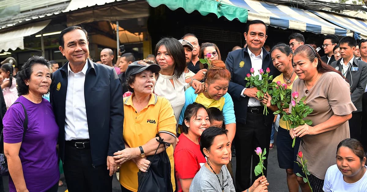 นายกฯ วอนอย่าโยงการเมือง ปชช.มอบดอกไม้ขณะปฏิบัติหน้าที่