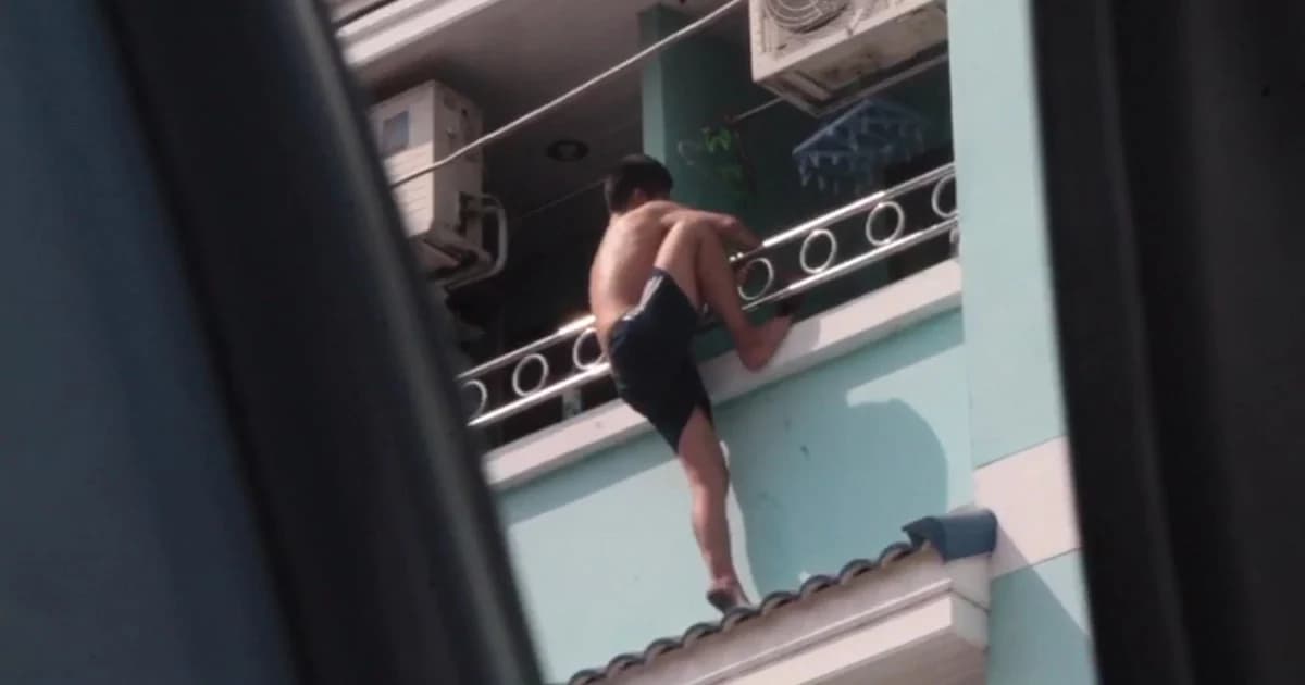 หนุ่มเสพยาหลอน กลัว ตร.จับ ยืนเกาะระเบียงชั้น 5