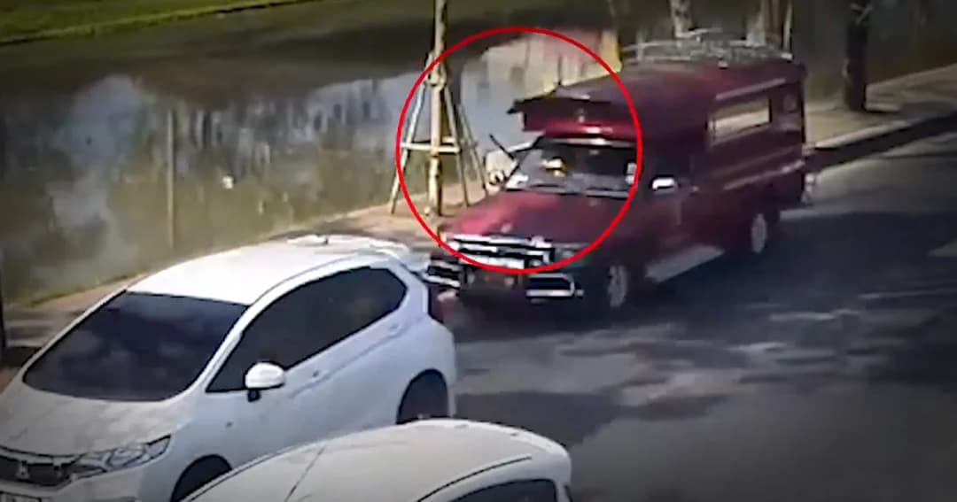 รถแดงหัวร้อน! ควงมีดขู่เก๋งกลางเมืองเชียงใหม่ อ้างไม่พอใจถูกบีบเเตร