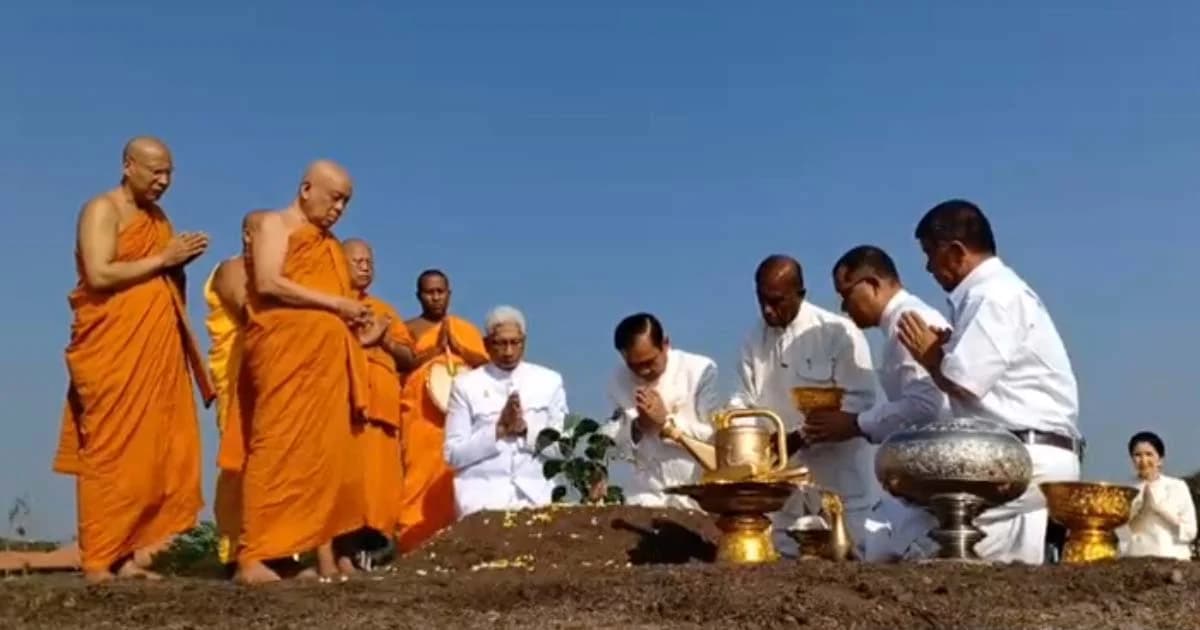 นายกฯ ปลูกหน่อต้นพระศรีมหาโพธิ์ อัญเชิญจากต้นเดิมอายุกว่า 2,300 ปีที่ศรีลังกา