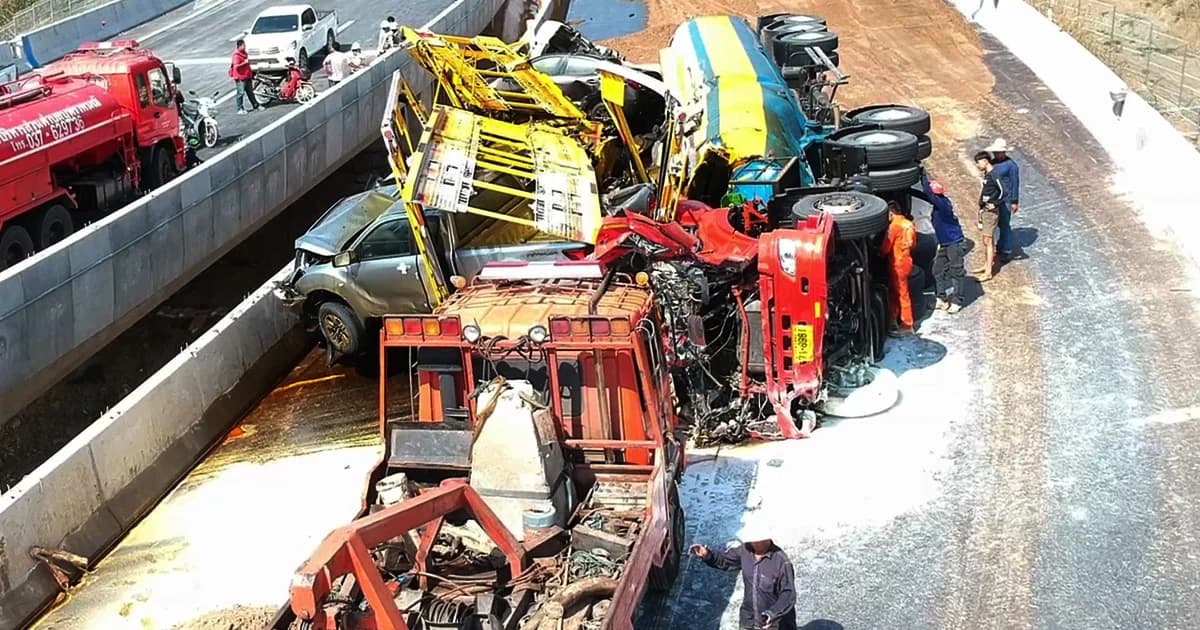 ชนวินาศ 6 คัน! รถบรรทุกน้ำมันปาล์ม พุ่งประสานงารถหลายคัน ดับ 2 เจ็บระนาว