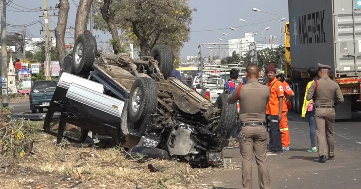 กระบะยางหล่อเสริมดอกระเบิด เสียหลักชนต้นไม้คนขับดับ