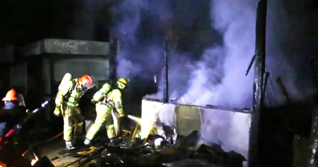 ห้องเก็บสารเคมีในปั๊มน้ำมันระเบิด ไฟไหม้หวิดลุกลาม จนท.สั่งห้ามเข้าใกล้!