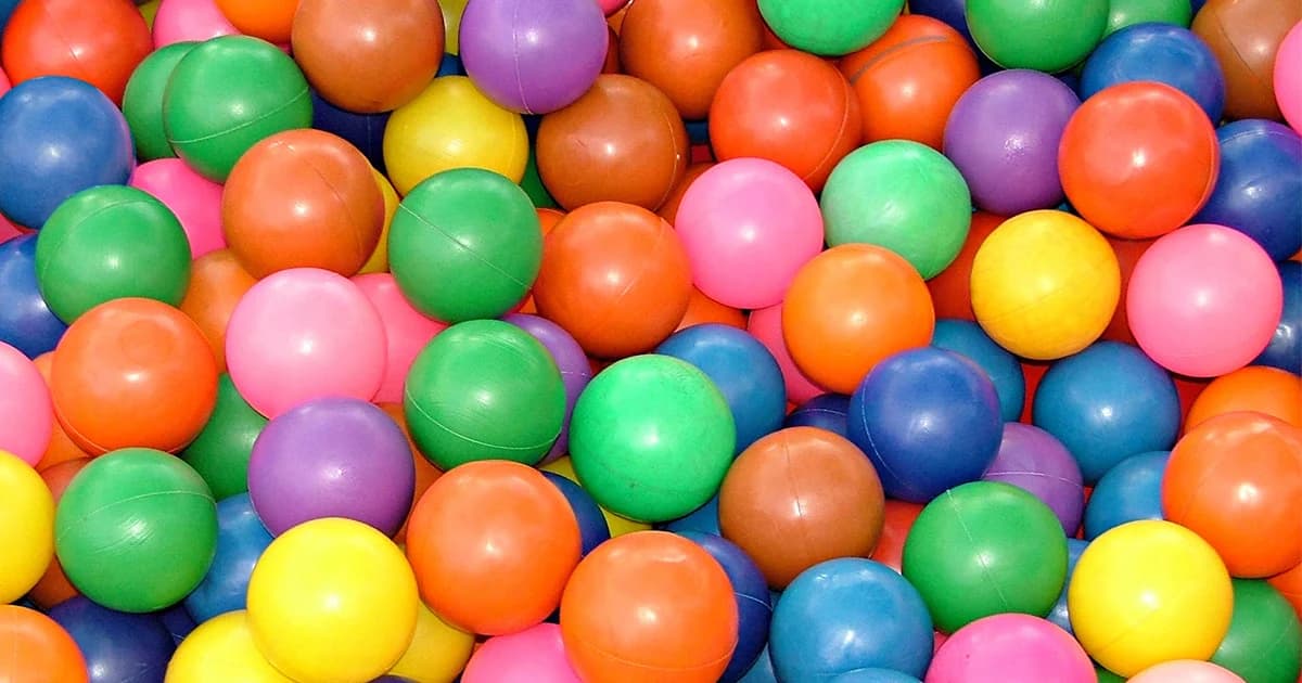 หนูน้อยวัยขวบเศษคว้าลูกบอลไฟฟ้าเข้าปากพลาดติดคอดับ