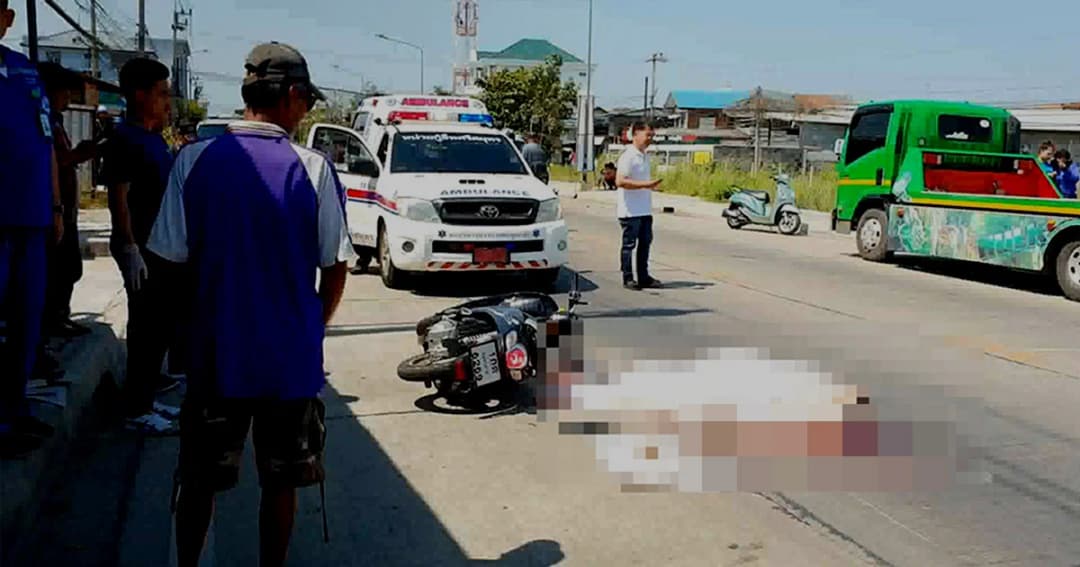 จยย.เสียหลักล้ม ร่างคนขี่กระเด็นใส่ล้อรถบรรทุก ถูกเหยียบศีรษะ ดับคาที่