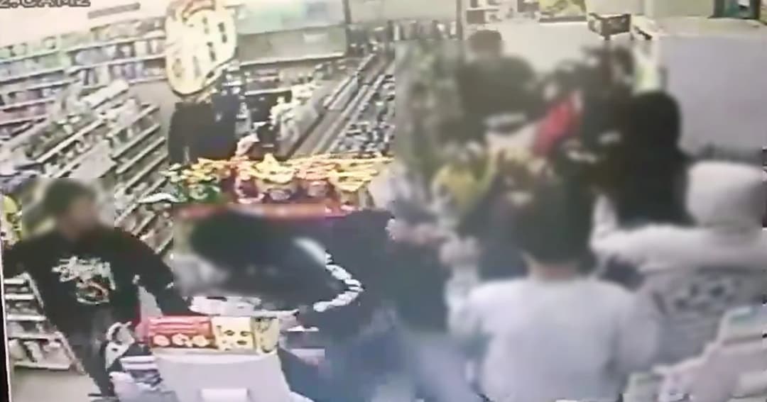 วัยรุ่นลำพูนเลือดร้อน ยกพวกไล่ตีคู่อริ ในร้านสะดวกซื้อพังยับ