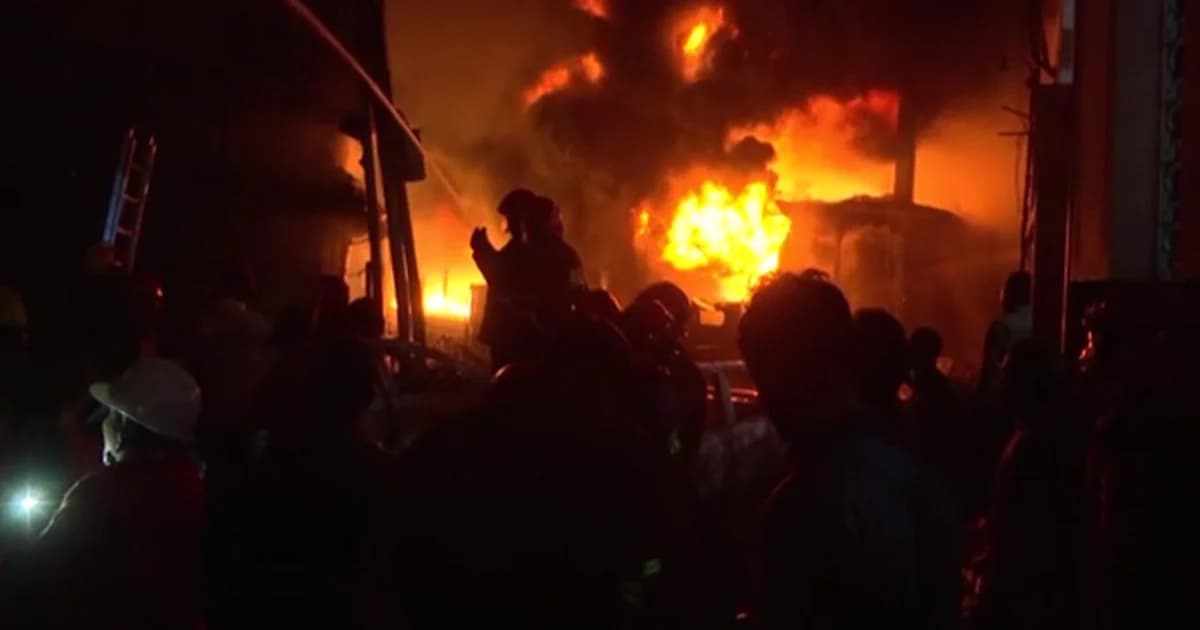 ไฟไหม้อาคารใน ‘บังกลาเทศ’ ย่างสด 50 ศพ