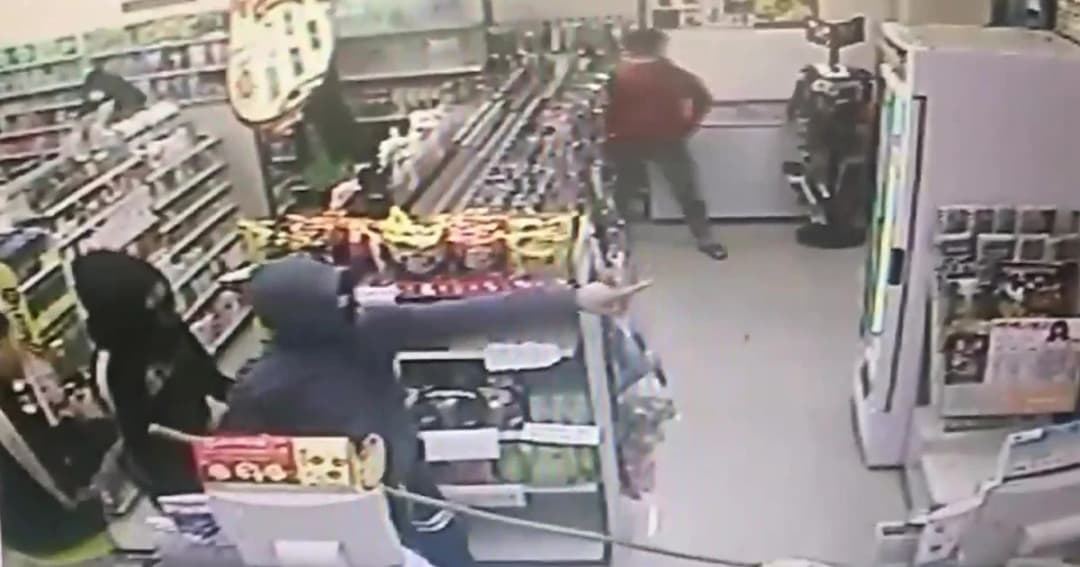 สุดกร่างโจ๋เลือดร้อน รุมยำคู่อริกลางร้านสะดวกซื้อ