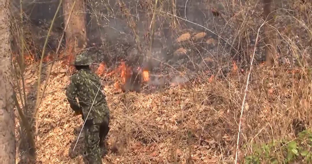 ลำปางเร่งดับไฟป่าอุทยานแห่งชาติถ้ำผาไท เพลิงไหม้ลุกลามพื้นที่กว่า 10 ไร่