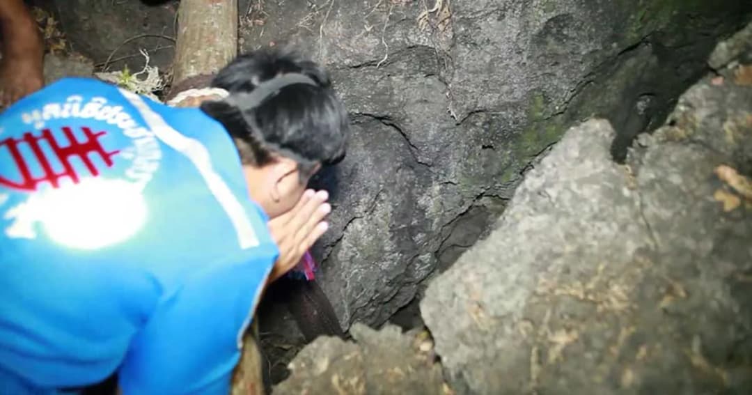 ทำเอาวุ่น ! กู้ภัยกว่า 30 คน ระดมค้นหาชายติดถ้ำ สุดท้ายพบแอบอยู่ในหมู่บ้าน