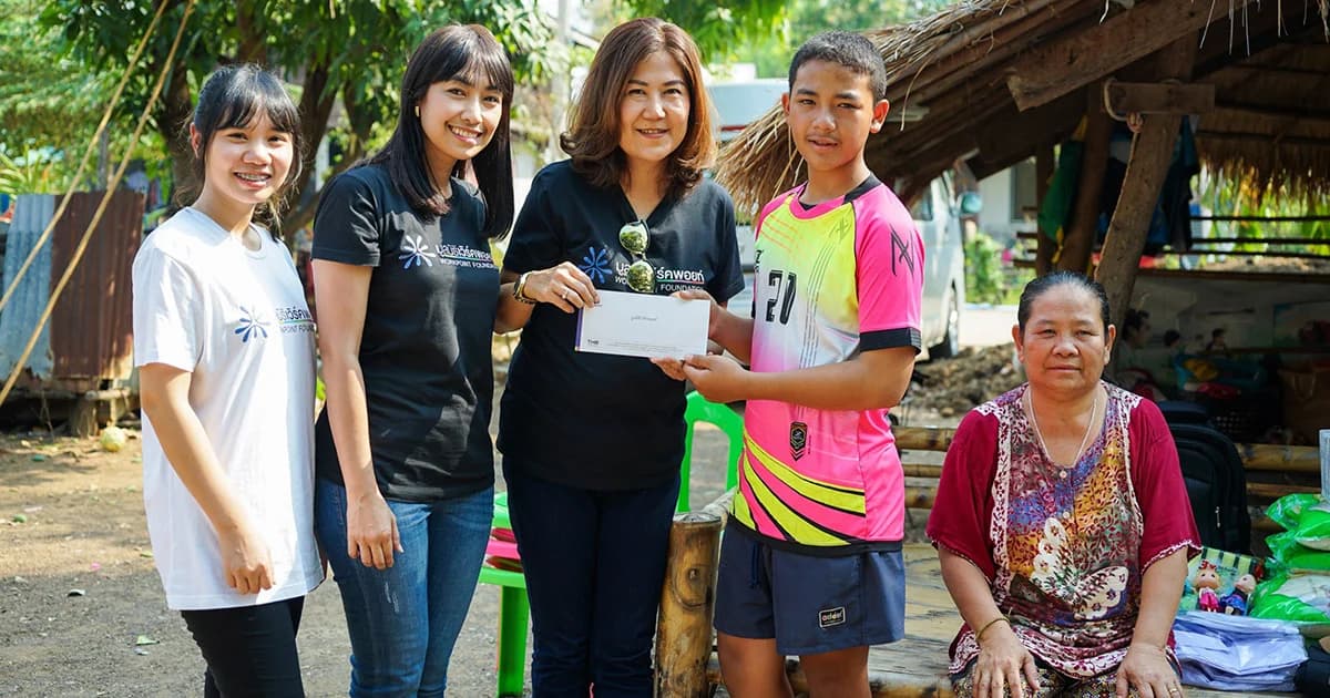 มูลนิธิเวิร์คพอยท์มอบสิ่งของเป็นกำลังใจให้ “น้องโก๊ะ” เด็กชายยอดกตัญญู