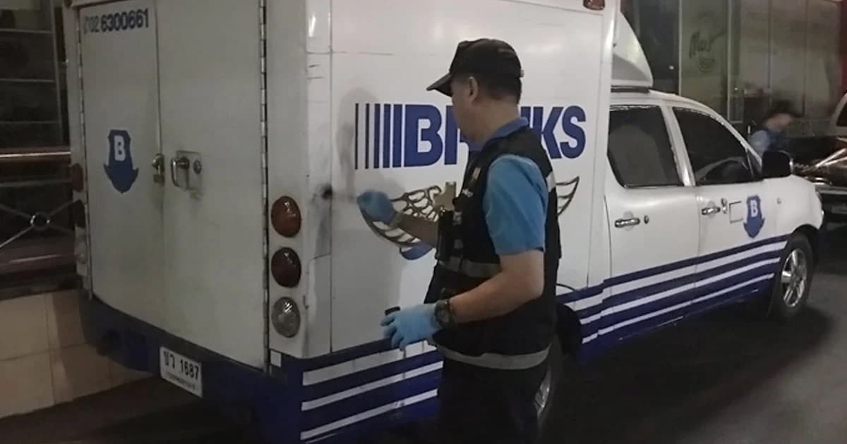 อุกอาจ! คนร้ายบุกจี้รถขนเงินหน้าห้างย่านหนองแขม ได้เงิน 7.2 ล้าน