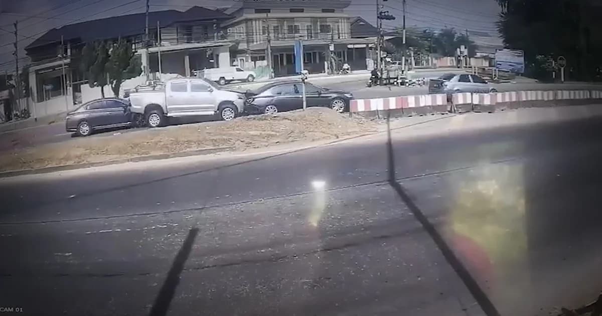 ชนกัน 4 คันรวด หลังเบรกกระทันหันหยุดสัญญาณรถไฟ