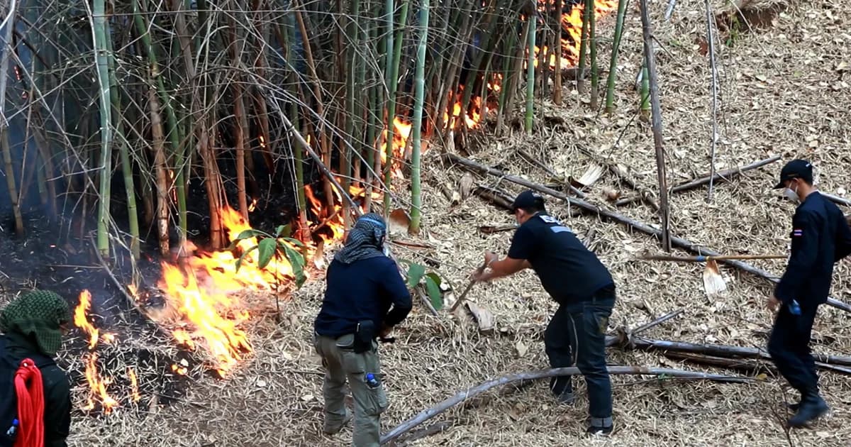 ‘ลำปาง’ เตรียมส่งเครื่องบินลำเลียงน้ำ เร่งดับไฟป่าอุทยานฯ แม่วะ