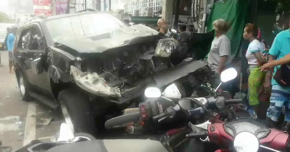 หนุ่มซิ่งฟอร์จูนเนอร์ ชนดะกลางเมืองชลบุรี กวาด จยย. 15 คัน เจ็บ 3 ราย