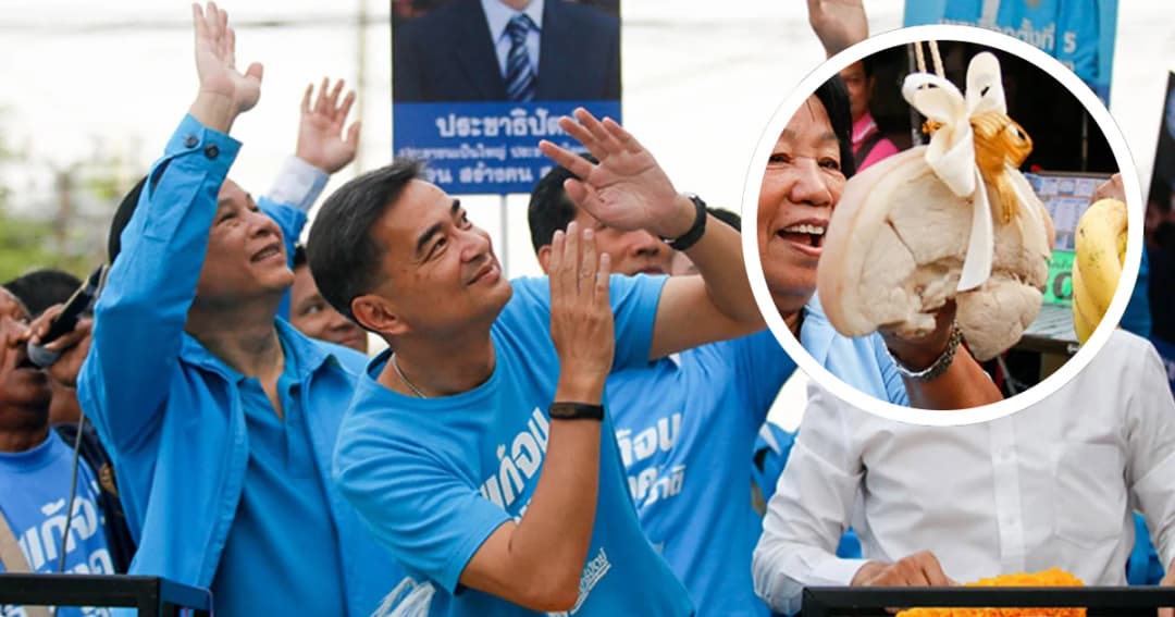 อภิสิทธิ์ ช่วยลูกพรรคหาเสียง ชาวบ้านมอบ “เนื้อหมู” เป็นกำลังใจ