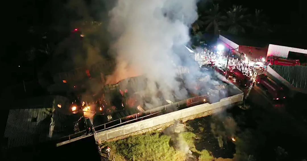 ระทึก! ไฟไหม้โรงงานเก็บสารเคมี จ.ชลบุรี วอดกว่า 10 ล้านบาท