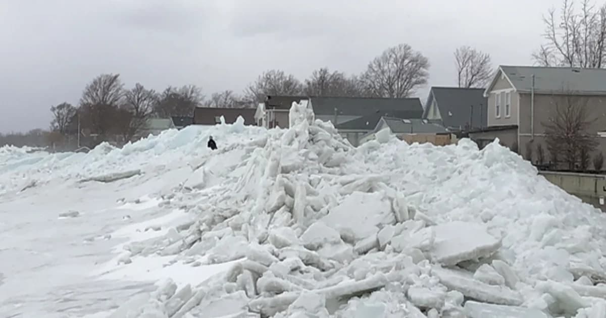 ‘สึนามิน้ำแข็ง’ ซัดเข้าฝั่งในนิวยอร์ก กองเป็นกำแพงขนาดใหญ่สูง 9 เมตร