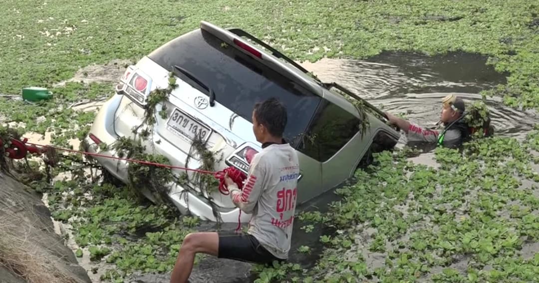 ส.ต.ท. ซิ่งฟอร์จูนเนอร์แหกโค้ง พุ่งตกเขื่อนระบายน้ำ โชคดีรอดตายหวุดหวิด