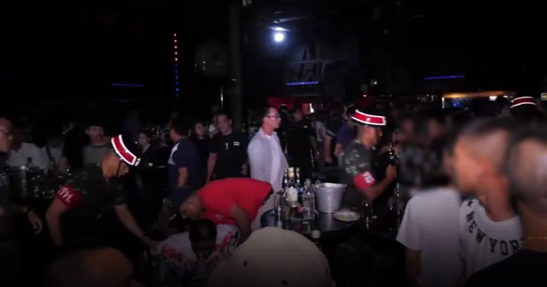 ปกครอง บุกทลายผับดังสระบุรี พบนักเที่ยวพกปืน มั่วสุมอัพยาฉี่สีม่วง 53 คน เยาวชน 35 คน