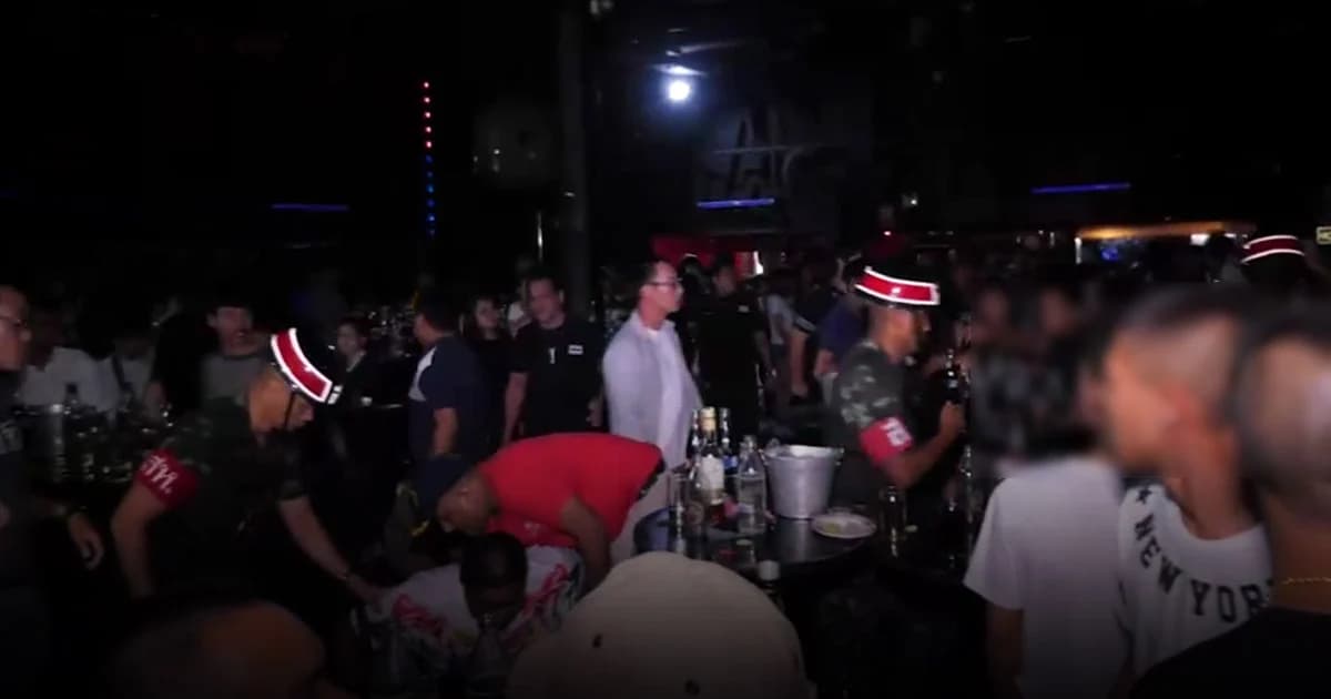 ปกครอง บุกทลายผับดังสระบุรี พบนักเที่ยวพกปืน มั่วสุมอัพยาฉี่สีม่วง 53 คน เยาวชน 35 คน