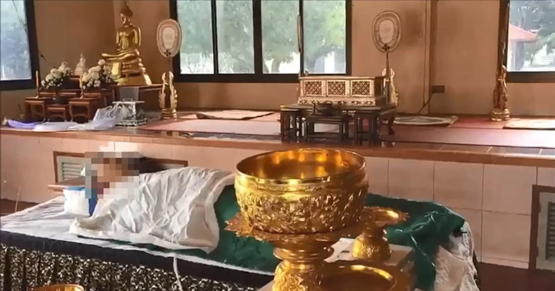 แม่ร่ำไห้ ! ลูกชาย ม.1 ผูกคอดับคาบ้าน ในชุดนักเรียน