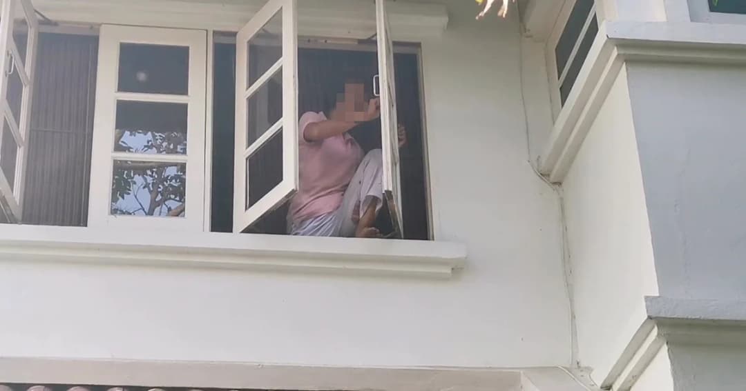 บุกชาร์จสาวคลั่งบุกบ้านคนอื่นรื้อของพัง-กรีดแขนตัวเอง