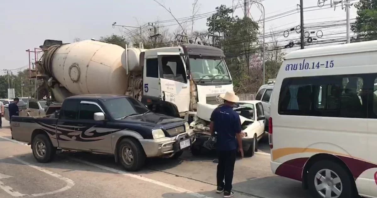 รถผสมปูนเบรกแตกคาแยกไฟแดง พุ่งชนยับ 8 คันรวด