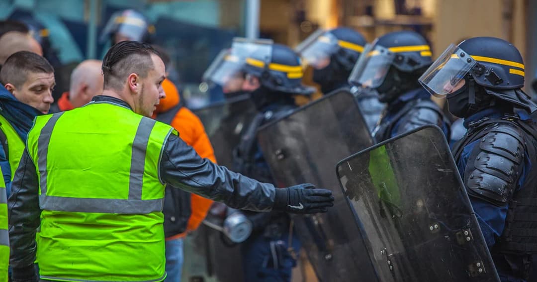 เตือนคนไทยอยู่ห่าง ‘กลุ่มเสื้อกั๊กเหลือง’ ประท้วงใหญ่ทั่วฝรั่งเศส