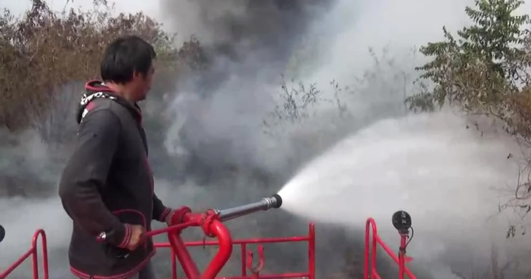 มีผู้ลักลอบเผาสายไฟกองใหญ่ จนไฟลุกลามไหม้ป่าร่วม 20 ไร่