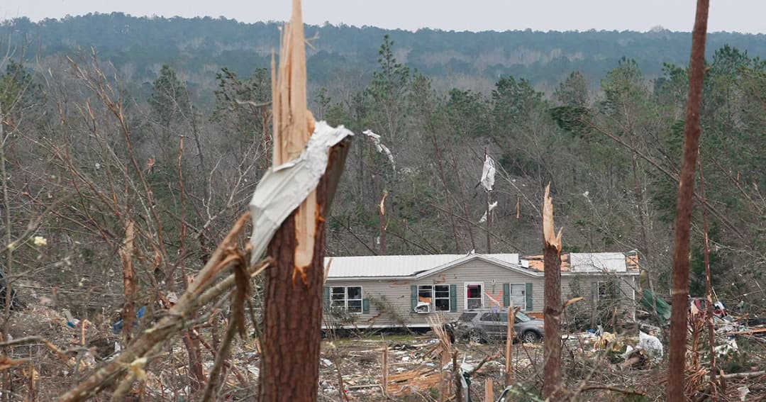 พายุ “ทอร์นาโด” ถล่ม! อลาบามาของสหรัฐฯ บ้านพังราบ เสียชีวิตอย่างน้อย 23 คน