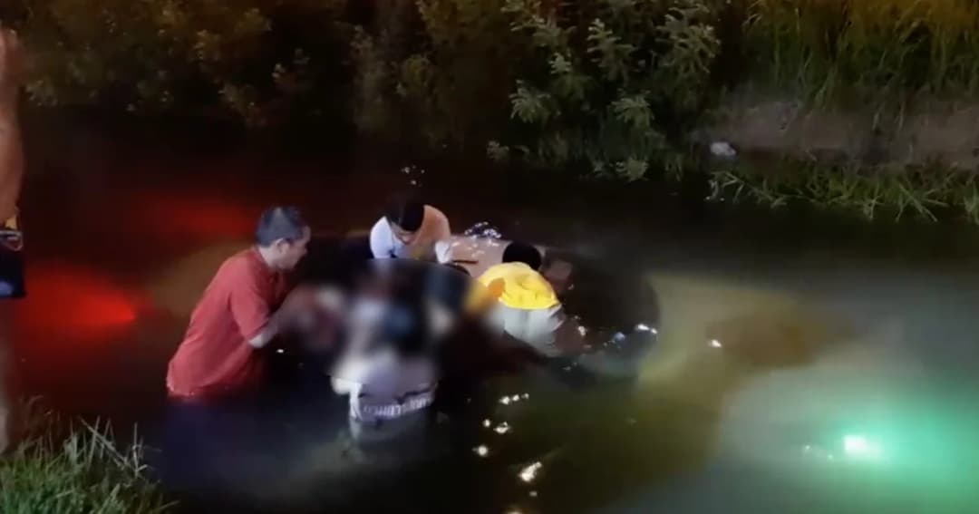 หนุ่มใหญ่ทะเลาะโจ๋ผ่านเฟซบุ๊ก นัดเคลียร์ไม่ลงตัว ถูกยิงใส่รถตกคลองเสียชีวิต