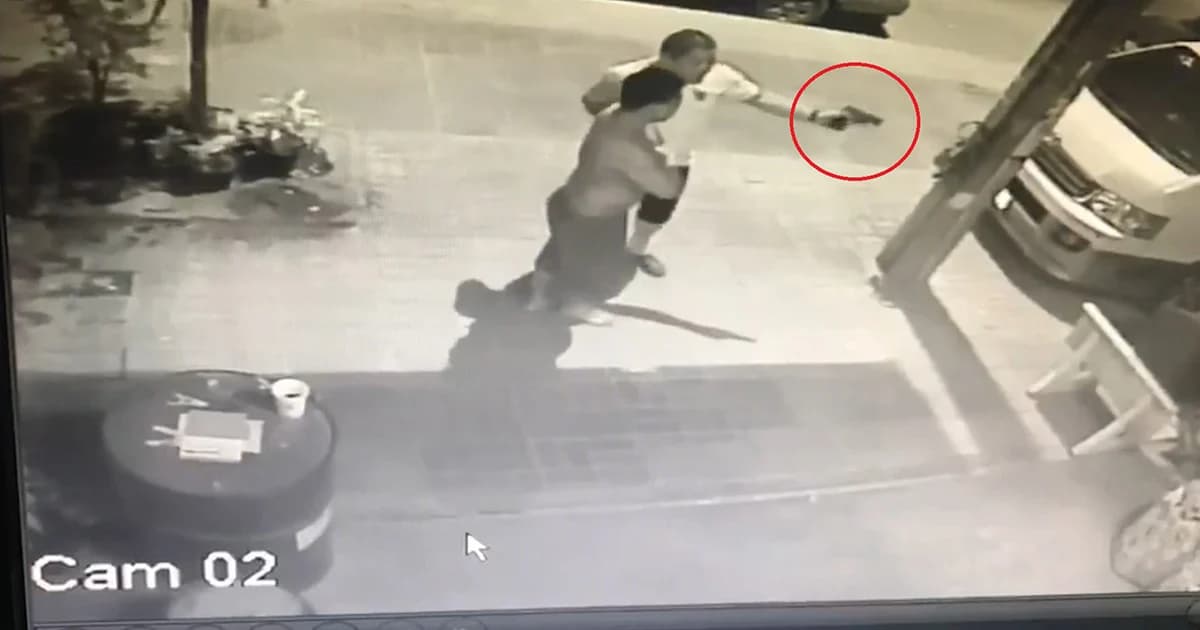 ร้องดาบตำรวจเมา ชักปืนยิงขึ้นฟ้าโชว์ชาวบ้าน