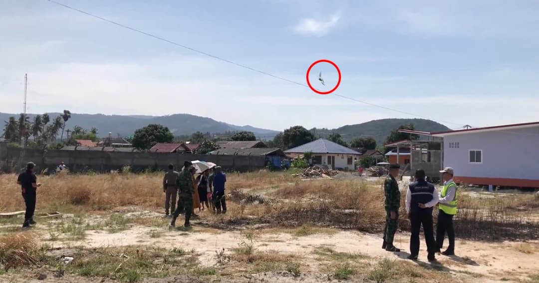 ชาวบ้านเล่นว่าวประท้วง ป่วนสนามบินสมุย ตร.เร่งเคลียร์ เตือนโทษหนัก