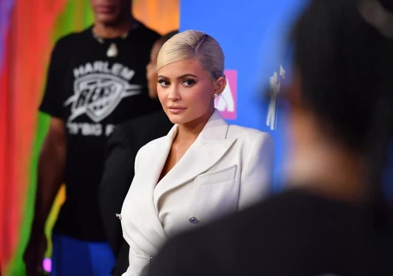 กระแสวิจารณ์ ไคลี เจนเนอร์ “รวยด้วยตัวเอง” กับยุคที่ “การโปรโมทตนเองเก่ง” เป็นทักษะสำคัญ