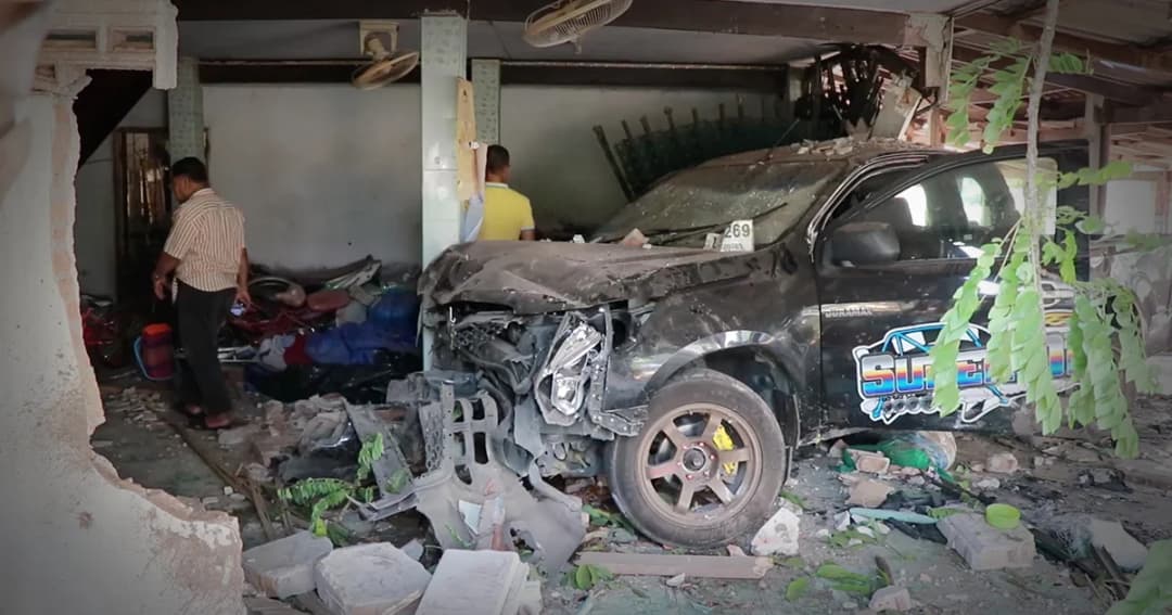 เจ้าของบ้านโอด! ถูกกระบะพุ่งชนบ้าน พังยับทั้งหลัง