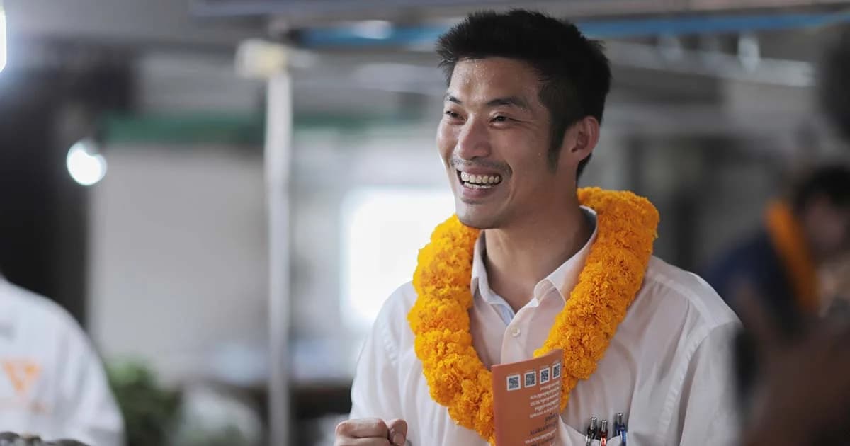 พรรคอนาคตใหม่ถูกฟ้องหมิ่นศาล – ทนายยื่น กกต.ให้ยุบพรรค ปม 2475