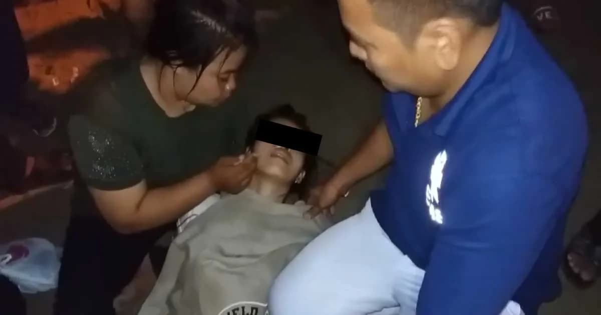 ช่วยระทึก ! สาวเครียดร้องไห้โฮ คิดสั้นเดินลงทะเลบางแสน หวังฆ่าตัวตาย