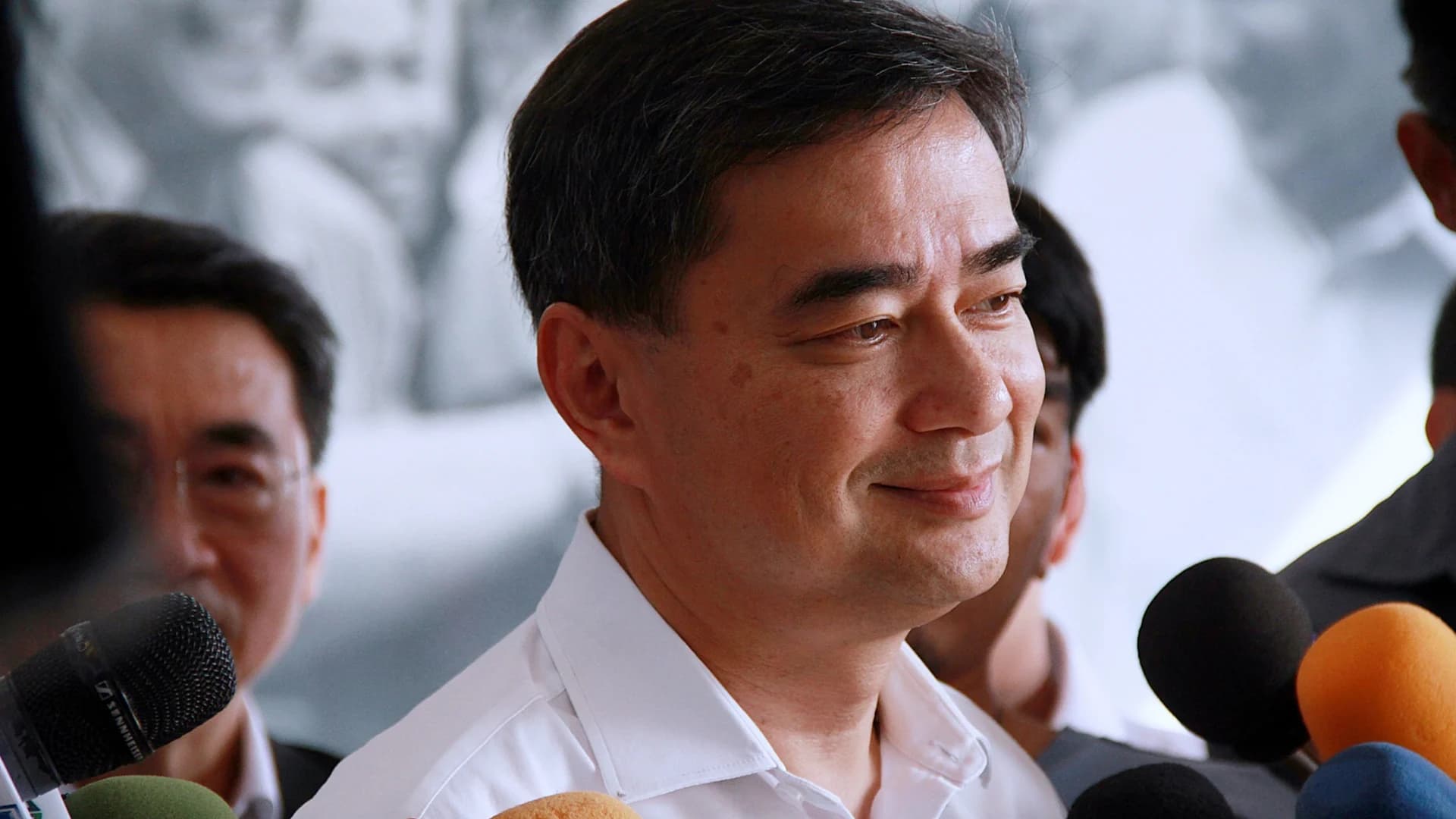 อภิสิทธิ์เขียนจดหมายรักถึงคนไทย ย้ำพร้อมดูแล และ 27 ปีที่ผ่านมาตนยังเหมือนเดิม