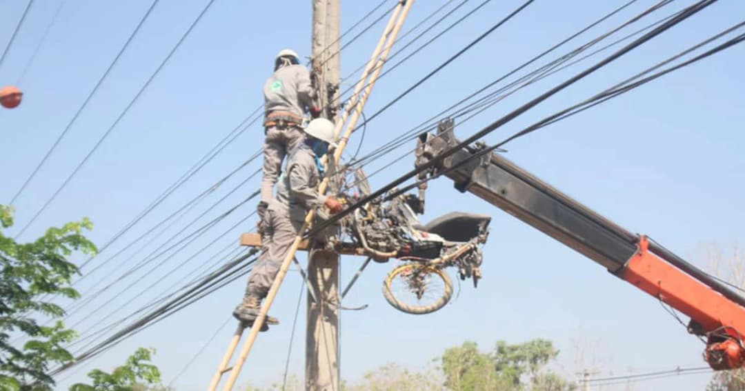 กระบะถูกรถตัดหน้าเสียหลักเหวี่ยง จยย. ห้อยบนสายไฟ