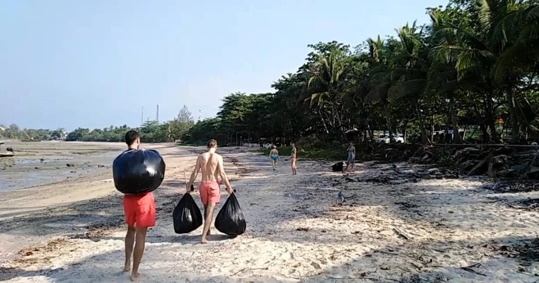 นักท่องเที่ยวเดินเก็บเอง ขยะเกลื่อนชายหาดกระบี่