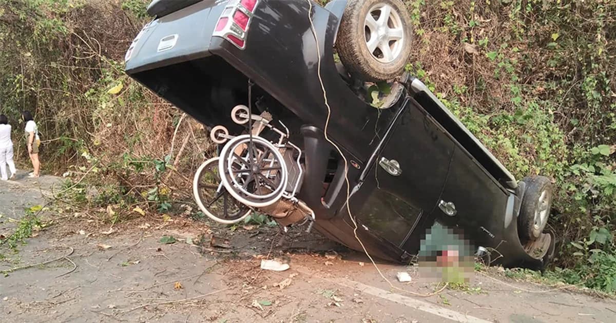 สลด ! คนขับกระบะ ก้มเก็บยาดม รถเสียหลักพลิกคว่ำ ดับ 1 เจ็บ 3