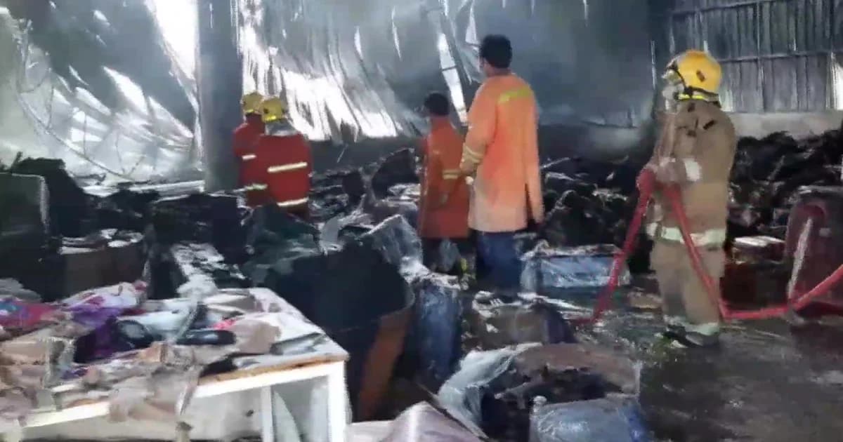 ไฟไหม้โรงงานผลิตกระเป๋าส่งออก อาคารหวิดถล่ม