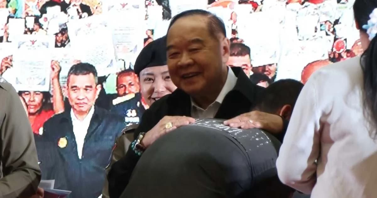 เดินหน้ามอบโฉนดที่ดินคืน ชาวบ้านซึ้งใจโผเข้ากอด