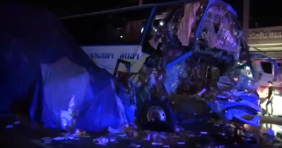 รถทัวร์อุบลฯชนท้ายรถบรรทุก 10 ล้อ เจ็บระนาว คนขับดับคาที่