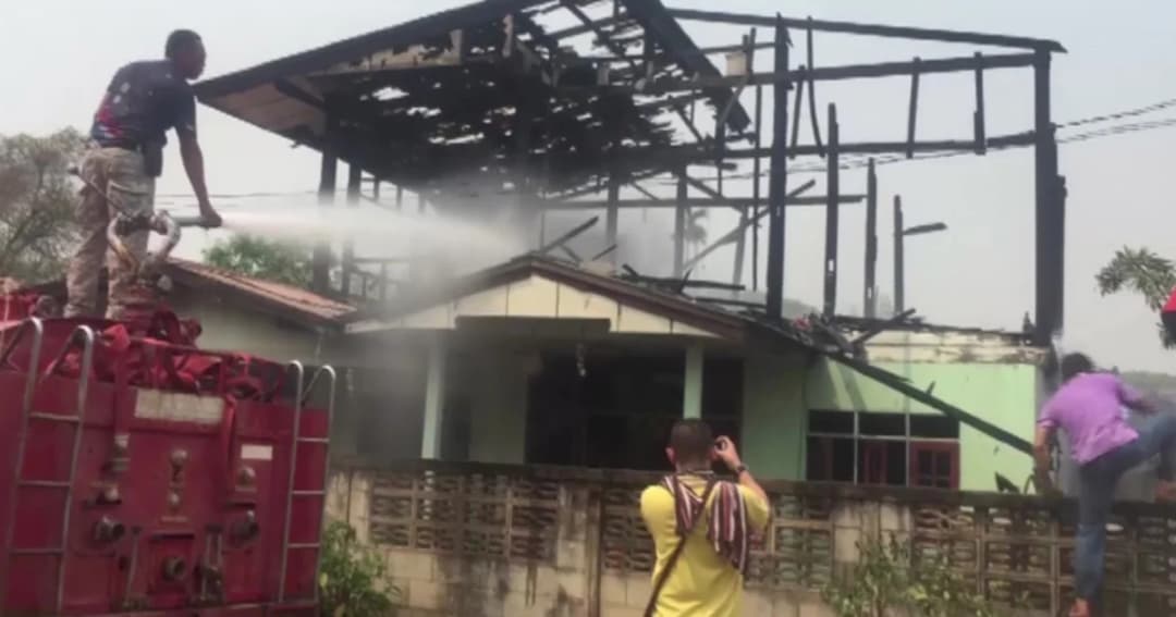 ไฟไหม้บ้านตาวัย 77 ปี สุนัขห่วงเจ้าของวิ่งเข้ากองเพลิงถูกไฟคลอกตาย